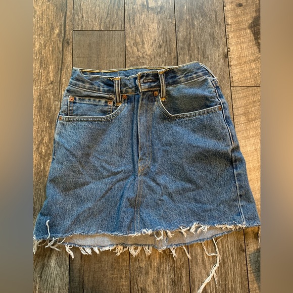 Levis jean skirt - Picture 2 of 3